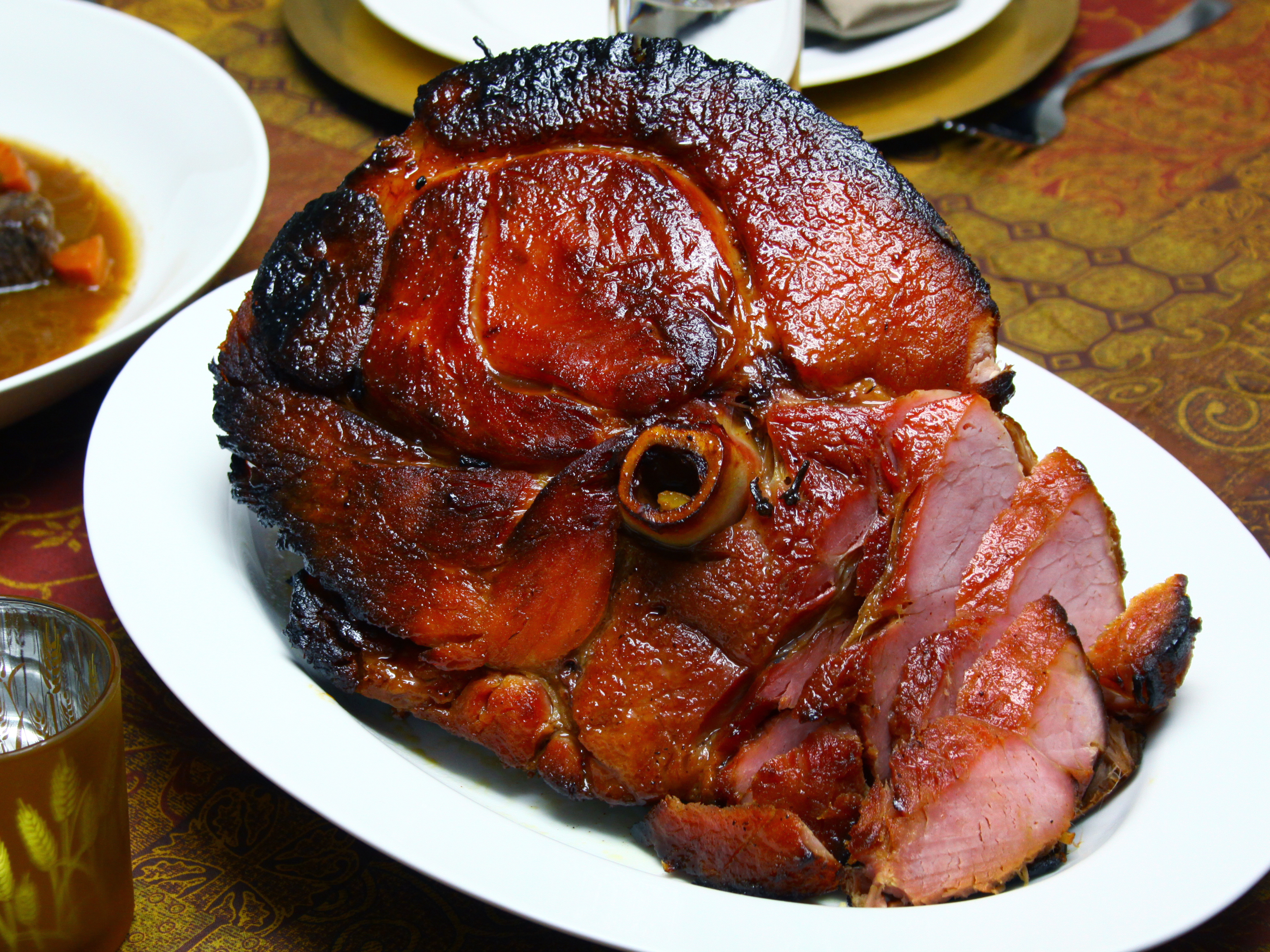 https://www.cookingchanneltv.com/content/dam/images/cook/fullset/2013/12/5/0/CCGVNSP2_orange-and-honey_baked-ham-recipe_s4x3.jpg